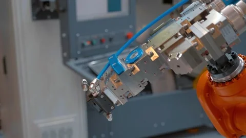 A robot with a equipment for cutting and welding metal with a laser ray 库存影片 333346508