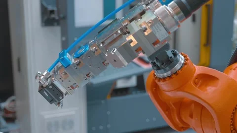 A robot with a equipment for cutting and welding metal with a laser ray 库存影片 333361319