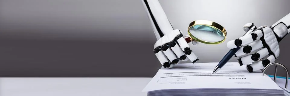 Robot Examining Invoice Stockfoto's