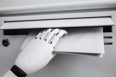Robot Inserting Envelope In Mailbox 스톡 사진