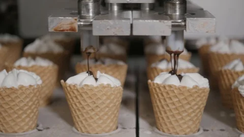Robot machine Automatically pours ice cream and chocolate in a Wafer cups. The Stock Footage 94158129