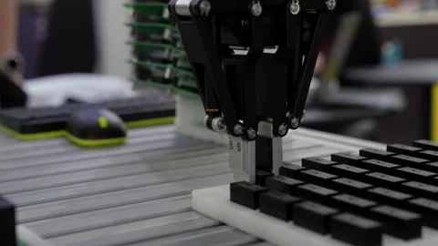 Robot manipulator collects the chip on the stand presentation of modern Vidéo 155389004