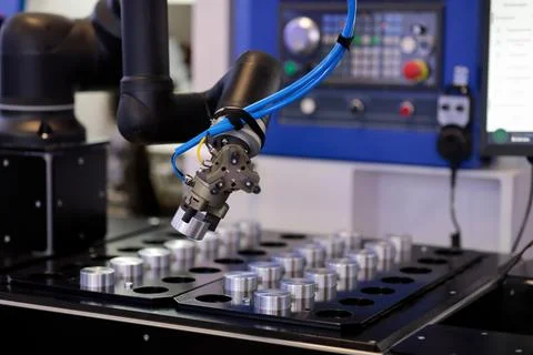 Robot manipulator loads workpiece in CNC machine Stock-Fotos