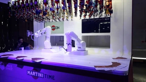 Robot mixes cocktails Stock Footage 112809782