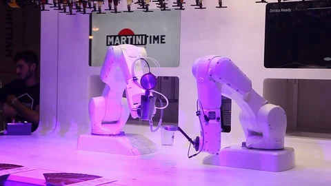 Robot mixes cocktails Stock Footage 112942073