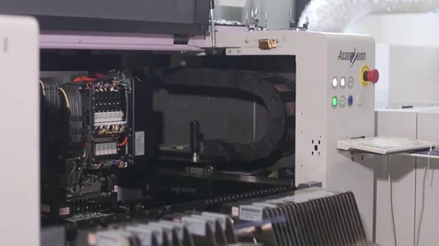 The robot operates on a conveyor belt 库存影片 79063904