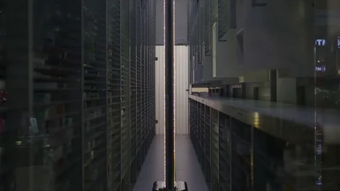 A robot in a pharmacy store helps to distribute medicines. Vídeo Stock 97005456
