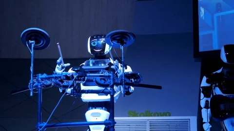 Robot plays the drum set Video stock 107016710
