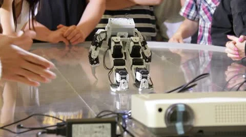 Robot possibillities presented to students during science class. Video stock 8995192