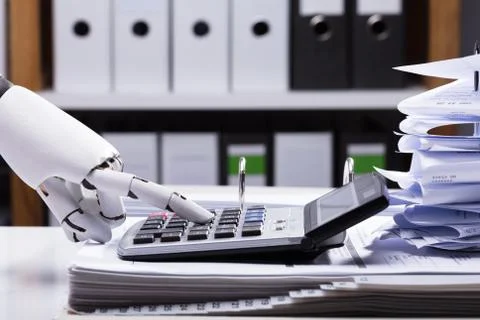 Robot Using Calculator 스톡 사진