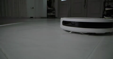 Robot vacuum cleaner automatically cleans the house Vídeos de archivo 253417343