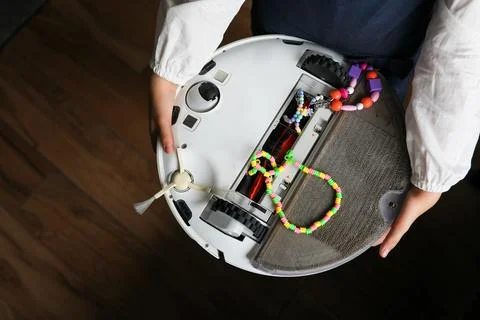 Robot vacuum cleaner in the hands of a problem Foto stock