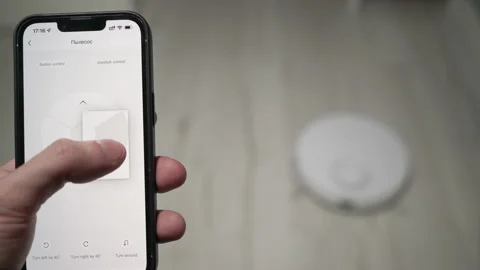 Robot vacuum cleaner. Smartphone with app. Vidéo 169822793