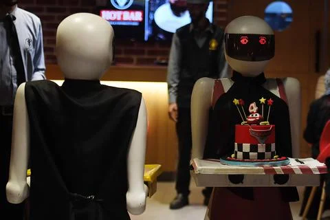 Robot waiters draw crowds at Karachi restaurant, Pakistan - 28 Aug 2026 Foto stock