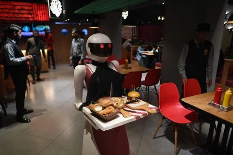 Robot waiters draw crowds at Karachi restaurant, Pakistan - 28 Aug 2026 Foto stock