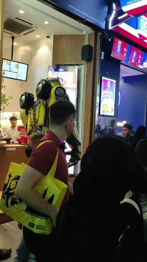 Robot walking on the street Stock-Footage 324595453