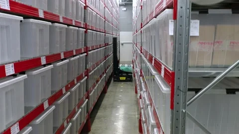 Robot in warehouse moves plastic containers Video stock 203926872
