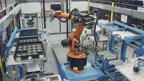 Robot working in an electronics manufacturing facility Vidéo 100466802