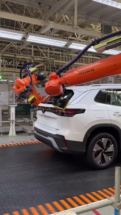 Robotic Arm Assembling New Energy Vehicle on Automated Production Line in China 스톡 동영상 337802631