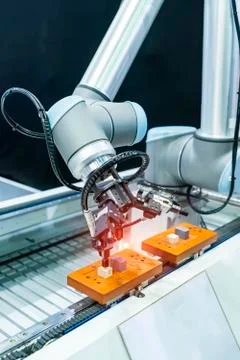 Robotic arm catch for electronic assembly line. The robot for smart technolog Foto stock
