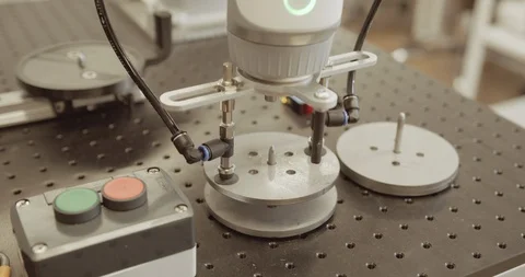 Robotic arm doing repetitive task Stock Footage 121676011