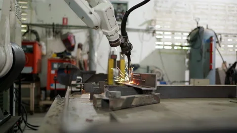 Robotic arm machine welding metal Видео 153029631