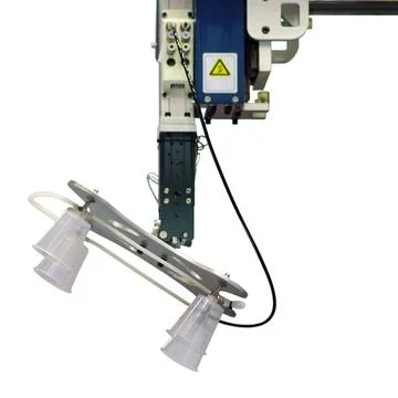 Robotic arm picking up plastic cups. Automated production line machine for .. 스톡 사진