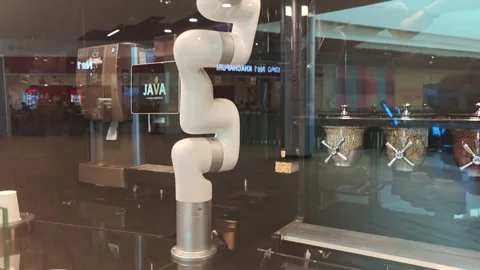 Robotic arm preparing coffee in modern coffee shop Vidéo 315359368