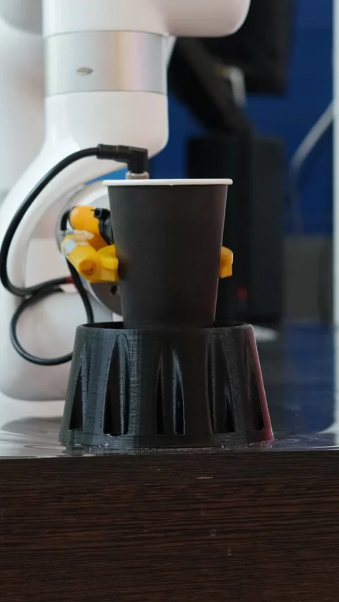 Robotic arm serves coffee cup onto small tray Vídeo Stock 316329713