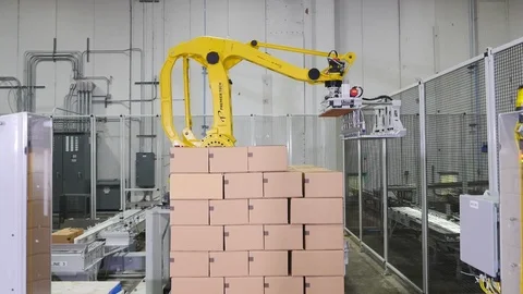 Robotic arm. Stacking boxes onto palette in factory B Video stock 102185711