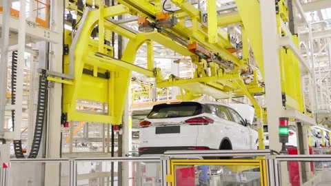 A robotic assembly line meticulously constructs the body of a Belgee X70 SUV Vídeos de archivo 317751941