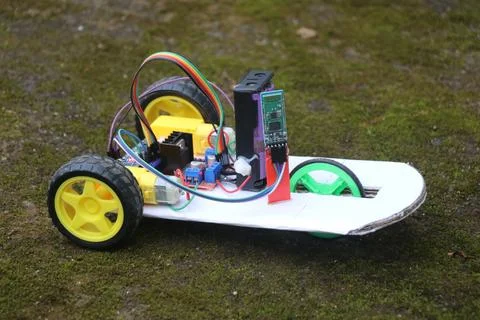 Robotic car that is controlled by bluetooth powered by programmable controller Foto stock