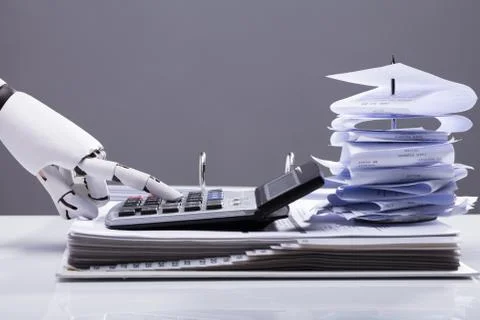Robotic Hand Using Calculator In Office Stockfoto's