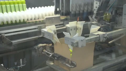 Robotic line packs plastic bottles into boxes 스톡 동영상 154033797