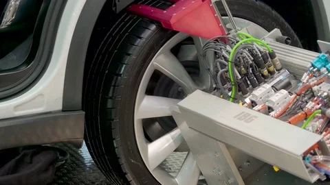 The robotic machine slowly assembling the tire Stock Footage 76180463