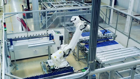 Robotic mechanism is transporting rows of solar panels Vídeo Stock 164654911
