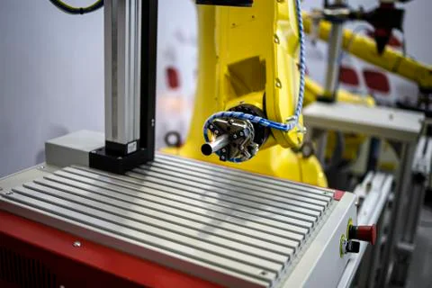 Robotic programmed robot arm. Industrial exhibition of machine tools. Foto stock