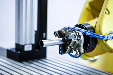 Robotic programmed robot arm. Industrial exhibition of machine tools. Process Foto stock
