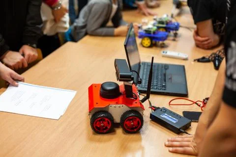 Robotics, diy four wheel robot with an antenna, laptop on the table Foto stock
