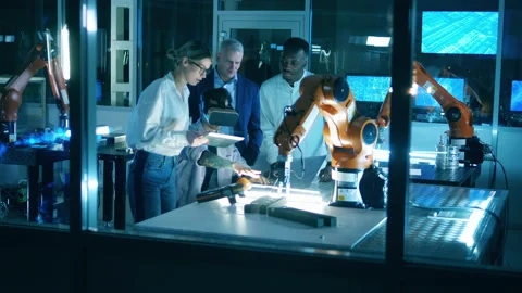 Robotics engineers are using VR-glasses to observe robots 스톡 동영상 159807942