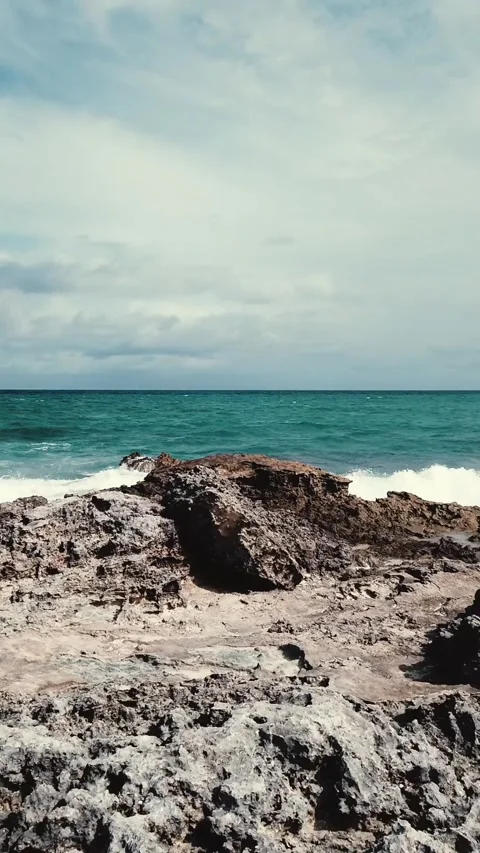 Roca y Mar Vista Vertical desde las Costas de Cancun Stock Footage 260363752