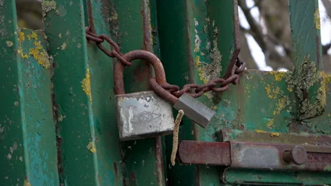 Rocchetta al Volturno IS, Rusty Padlock and Chain on Green Metal Gate - Close Up 스톡 동영상 330899725