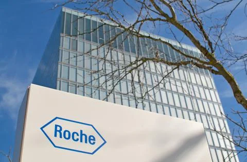 Roche sign in front of the Roche Diagnostics Tower in Rotkreuz, Switzerland Stock-Fotos