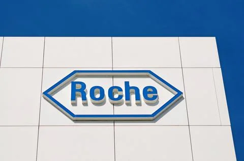Roche sign in front at the Roche Diagnostics campus in Rotkreuz, Switzerland Foto stock