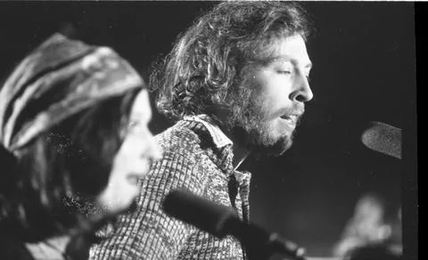 Rock On With 45, featuring Richard and Linda Thompson. B&amp;W. 1975 Stock Photos