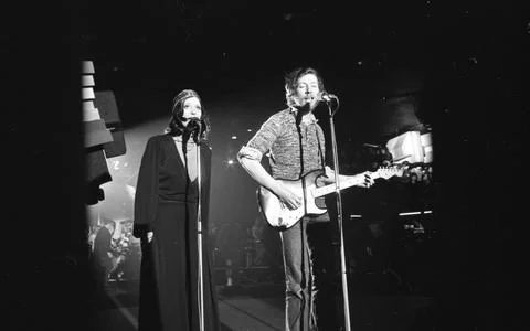 Rock On With 45, featuring Richard and Linda Thompson. B&amp;W. 1975 Stock Photos