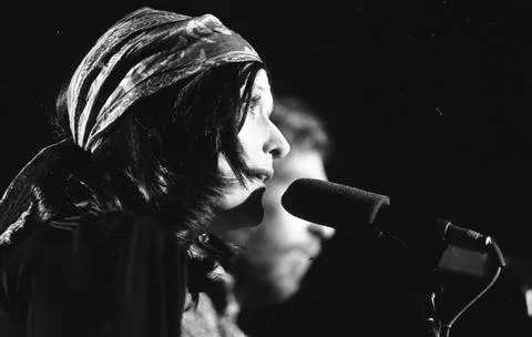Rock On With 45, featuring Richard and Linda Thompson. B&amp;W. 1975 Stock Photos