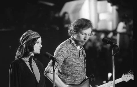 Rock On With 45, featuring Richard and Linda Thompson. B&amp;W. 1975 Stock Photos