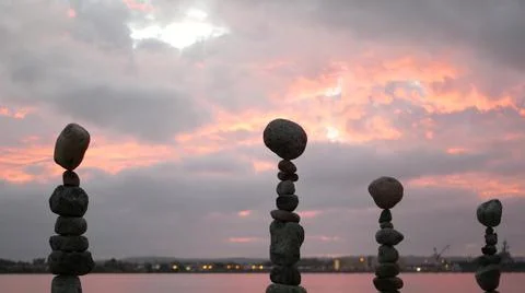 Rock balancing and cloudy dramatic sky on sunset. Stack of stones in balance. Foto stock