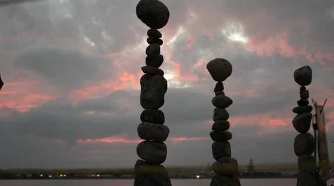 Rock balancing and cloudy dramatic sky on sunset. Stack of stones in balance. Foto stock